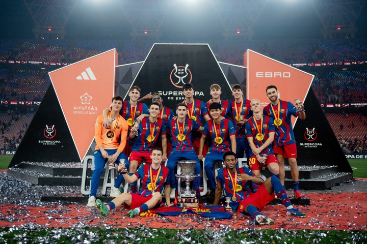 STAR SPORTS下载-巴萨最宝贵的财富！拉玛西亚13人西超杯夺冠合影，一半以上是U21