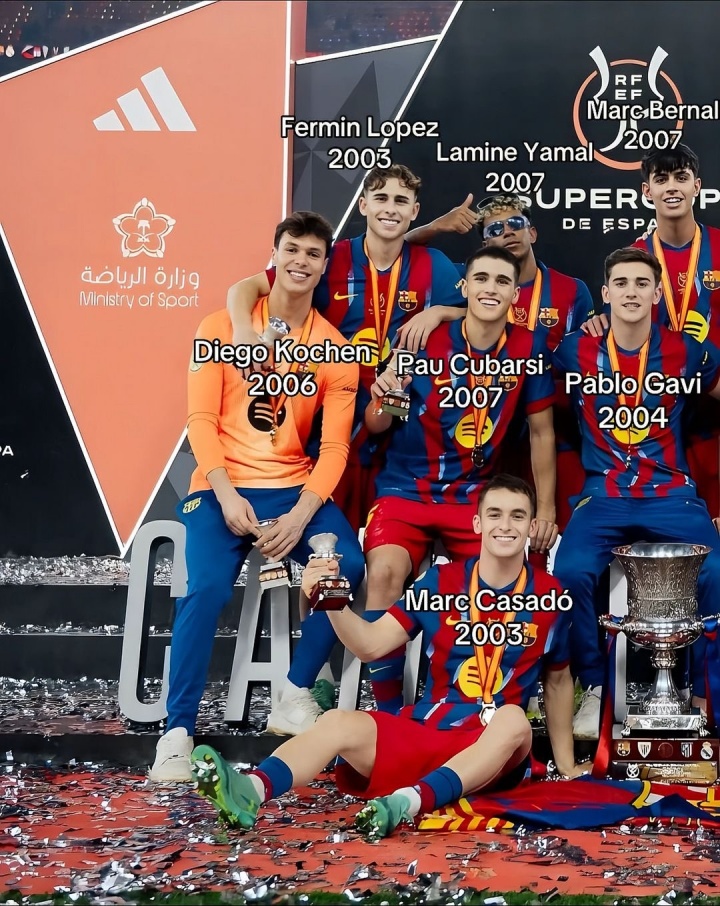 STAR SPORTS下载-巴萨最宝贵的财富！拉玛西亚13人西超杯夺冠合影，一半以上是U21