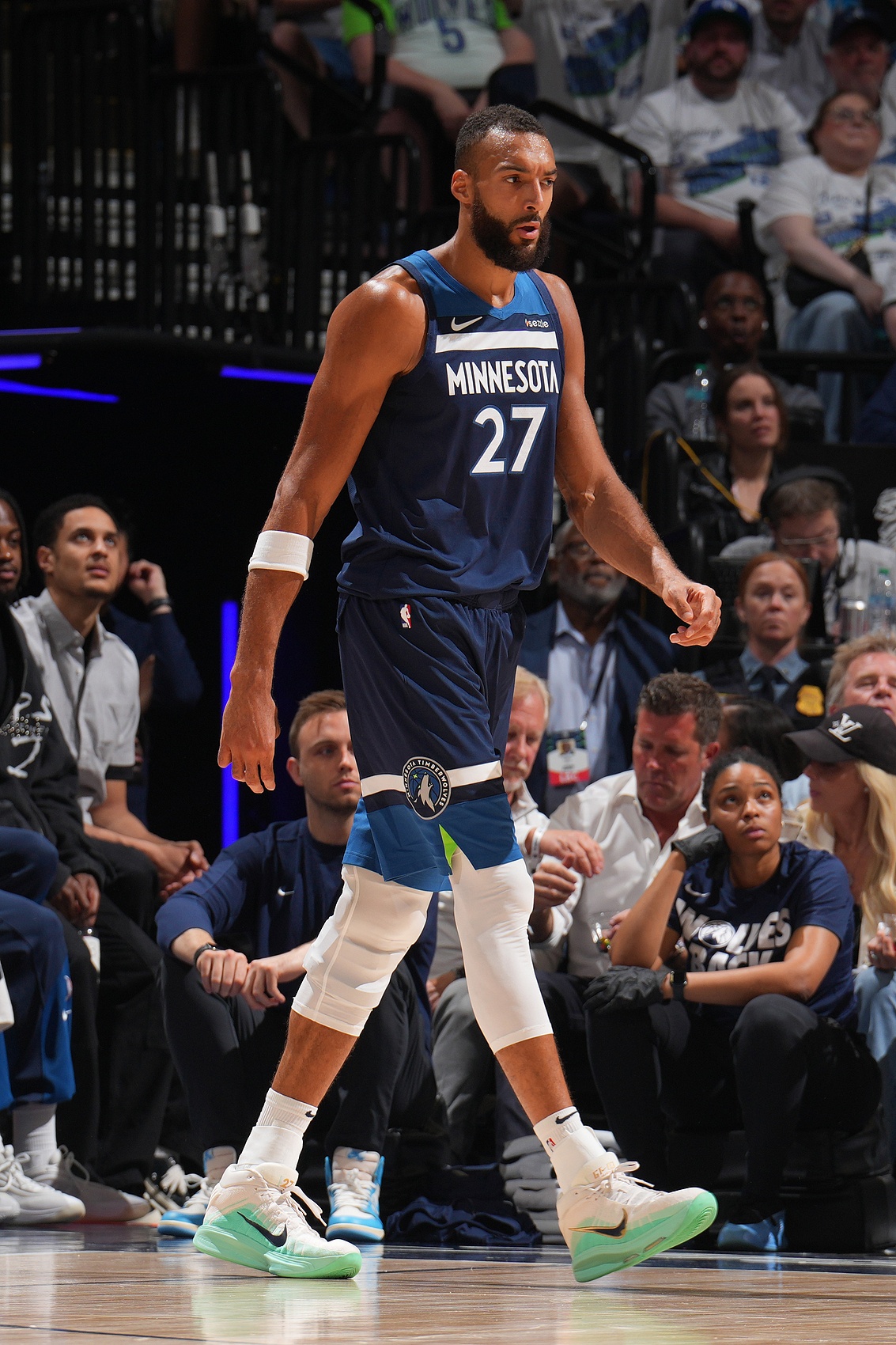 内线支柱！戈贝尔半场5投3中得到6分7板1助1断2帽 正负值+5